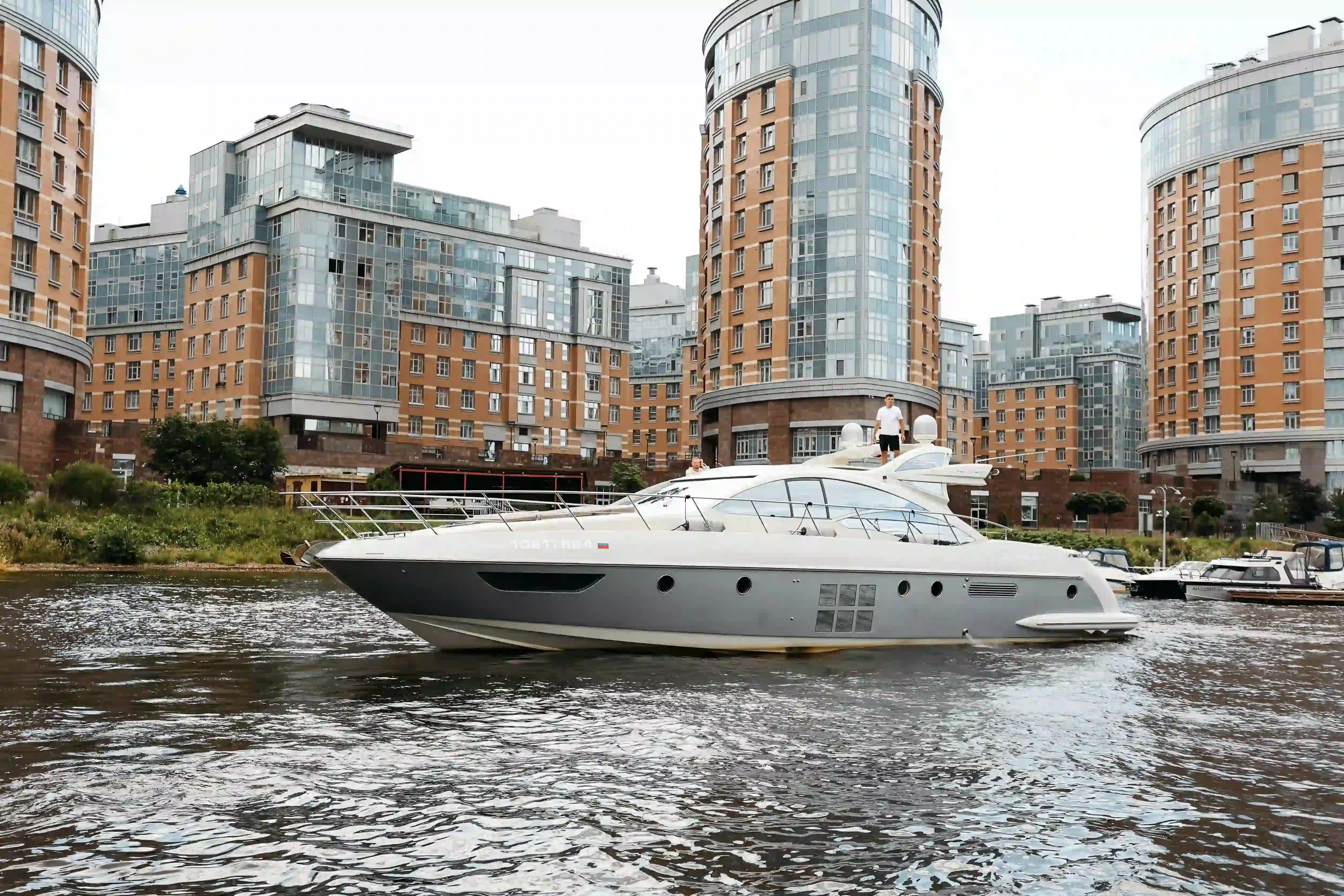 Аренда яхты AZIMUT 62 image- 3